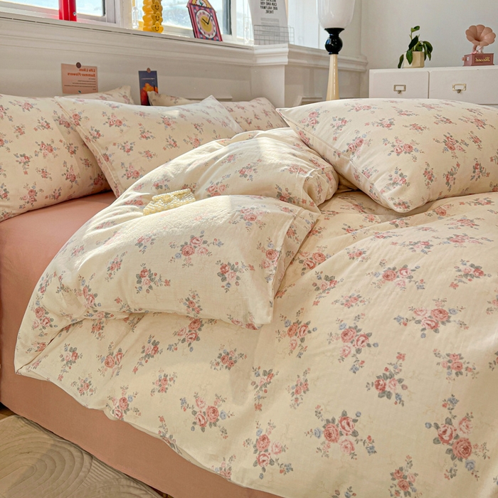 91家纺网 家纺一手货源 找家纺 亿梵家居 2025新款A类母婴级有氧全棉纯棉双层纱纯棉印花四件套-叠拍图山花漫-米