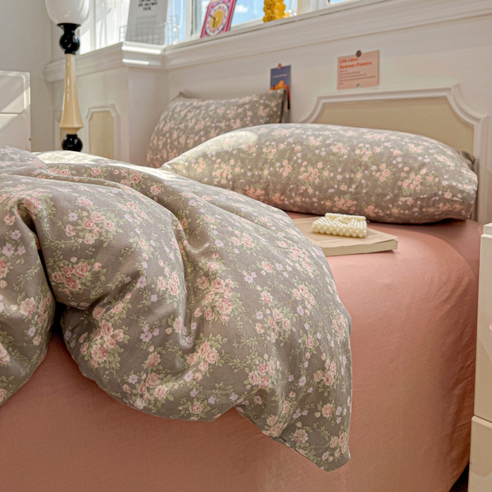 91家纺网 家纺一手货源 找家纺 亿梵家居 2025新款A类母婴级有氧全棉纯棉双层纱纯棉印花四件套-叠拍图苏漫花园