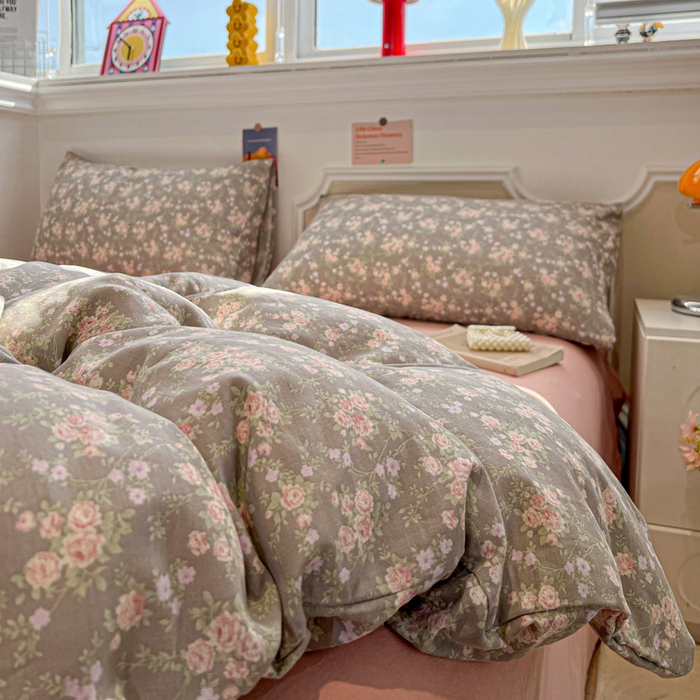 91家纺网 家纺一手货源 找家纺 亿梵家居 2025新款A类母婴级有氧全棉纯棉双层纱纯棉印花四件套-叠拍图苏漫花园