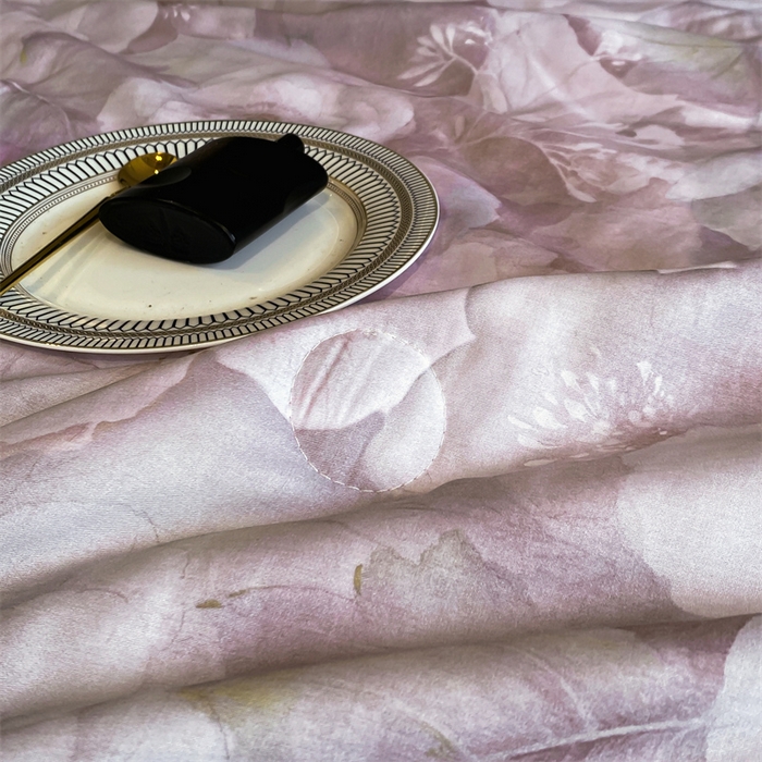 91家纺网 家纺一手货源 找家纺 绒棉世家 2026新款100%莱赛尔天丝面料数码印花天丝夏被四件套 诺曼花园