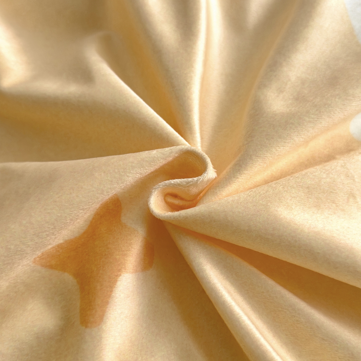 91家纺网 家纺一手货源 找家纺 沐珩家纺 2026新款牛奶绒水晶绒卡通大版四件套 小狗努比-黄