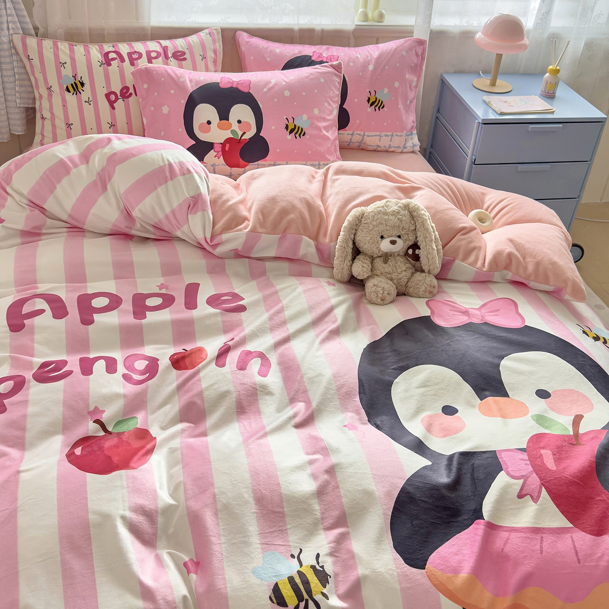 91家纺网 家纺一手货源 找家纺 沐珩家纺 2026新款牛奶绒水晶绒卡通大版四件套 小企鹅