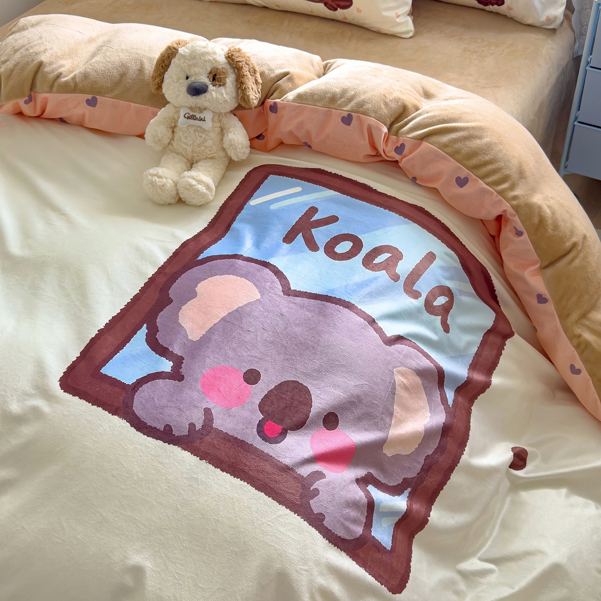 91家纺网 家纺一手货源 找家纺 沐珩家纺 2026新款牛奶绒水晶绒卡通大版四件套 考拉小屋