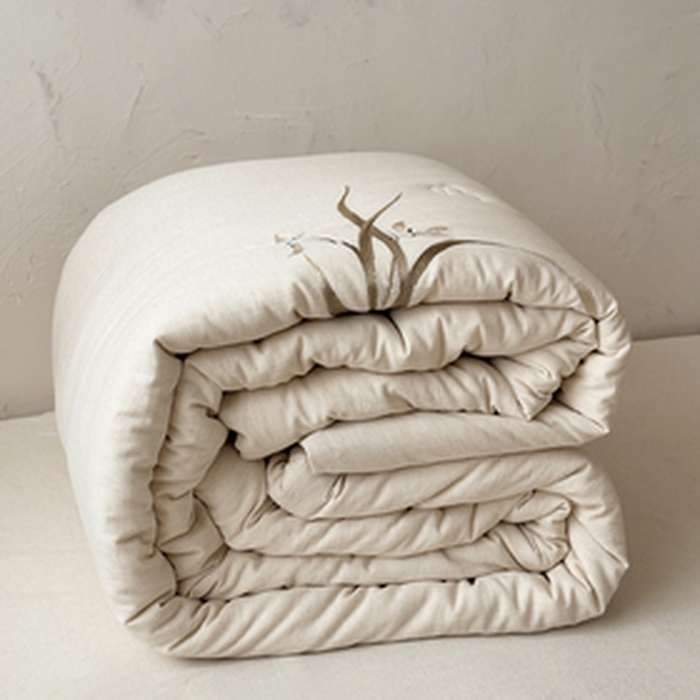 91家纺网 家纺一手货源 找家纺 鹿班家居 2025新款夏季60S莱赛尔刺绣夏被-春山赴雪系列【标准会员-20元】 粉色