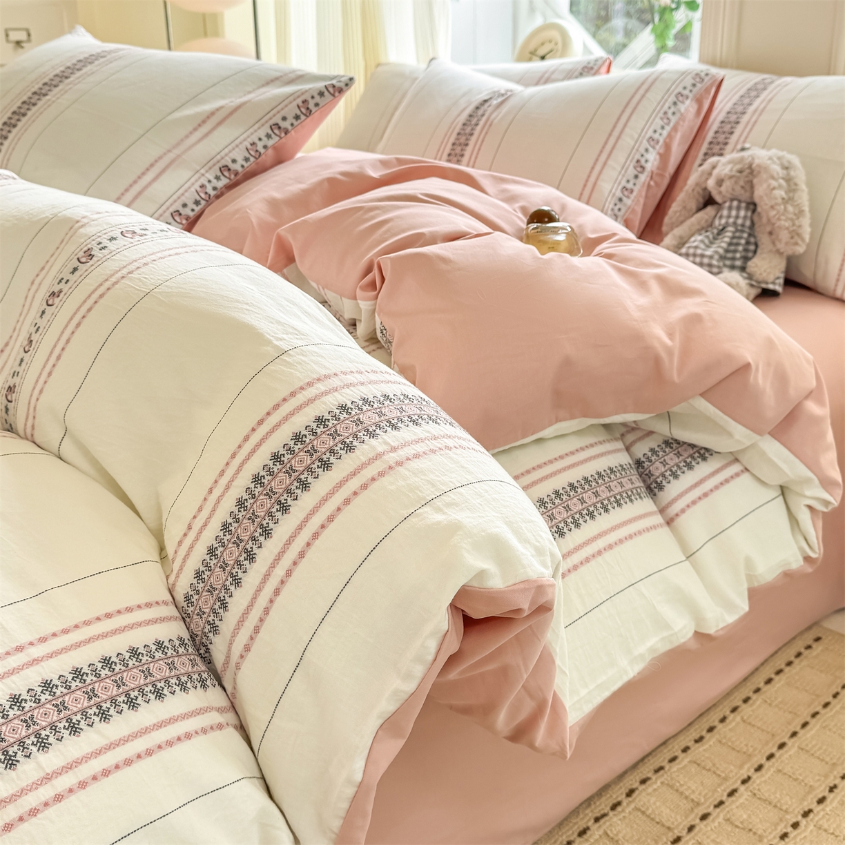 91家纺网 家纺一手货源 找家纺 灰鲸 2026新款A类全棉纯棉色织提花四件套 费尔岛小马-粉