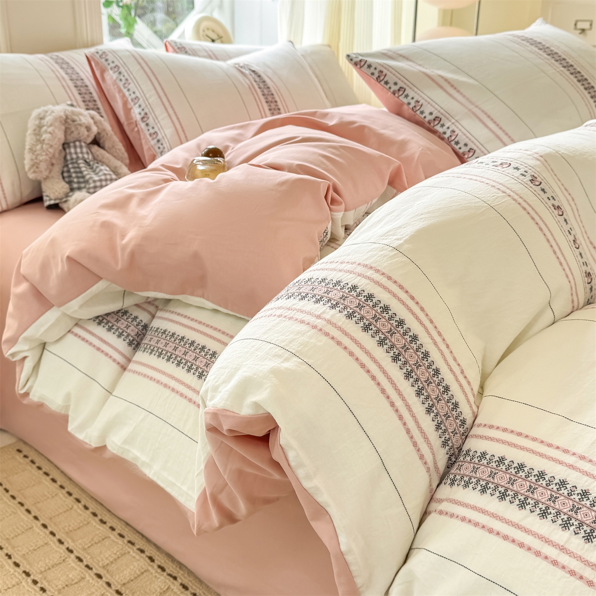 91家纺网 家纺一手货源 找家纺 灰鲸 2026新款A类全棉纯棉色织提花四件套 费尔岛小马-粉