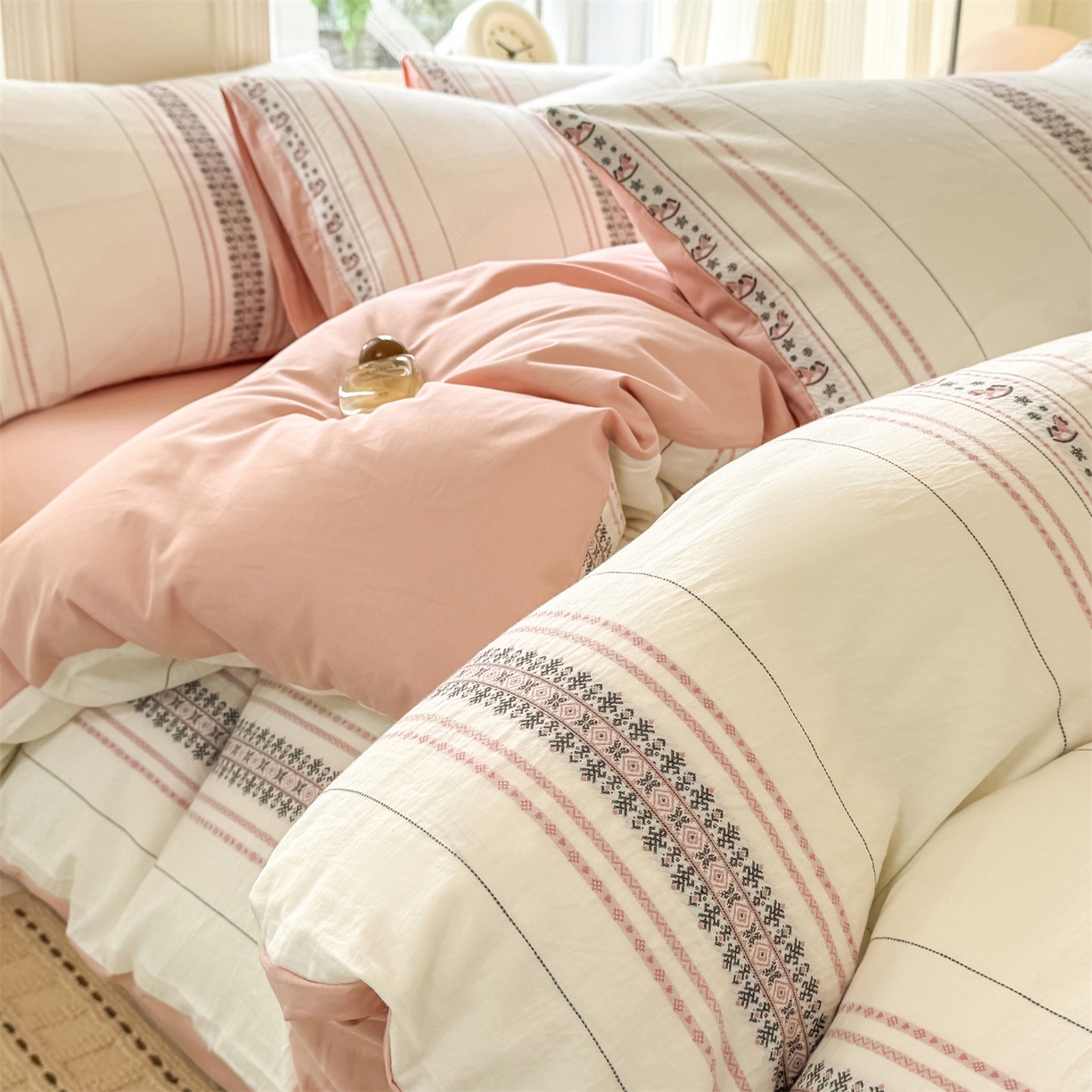 91家纺网 家纺一手货源 找家纺 灰鲸 2026新款A类全棉纯棉色织提花四件套 费尔岛小马-粉