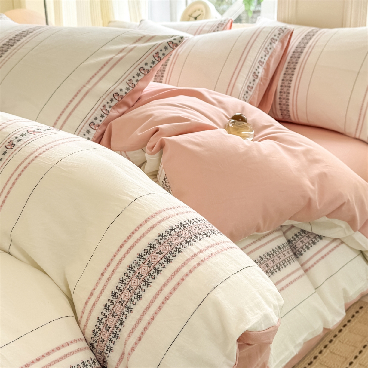 91家纺网 家纺一手货源 找家纺 灰鲸 2026新款A类全棉纯棉色织提花四件套 费尔岛小马-粉