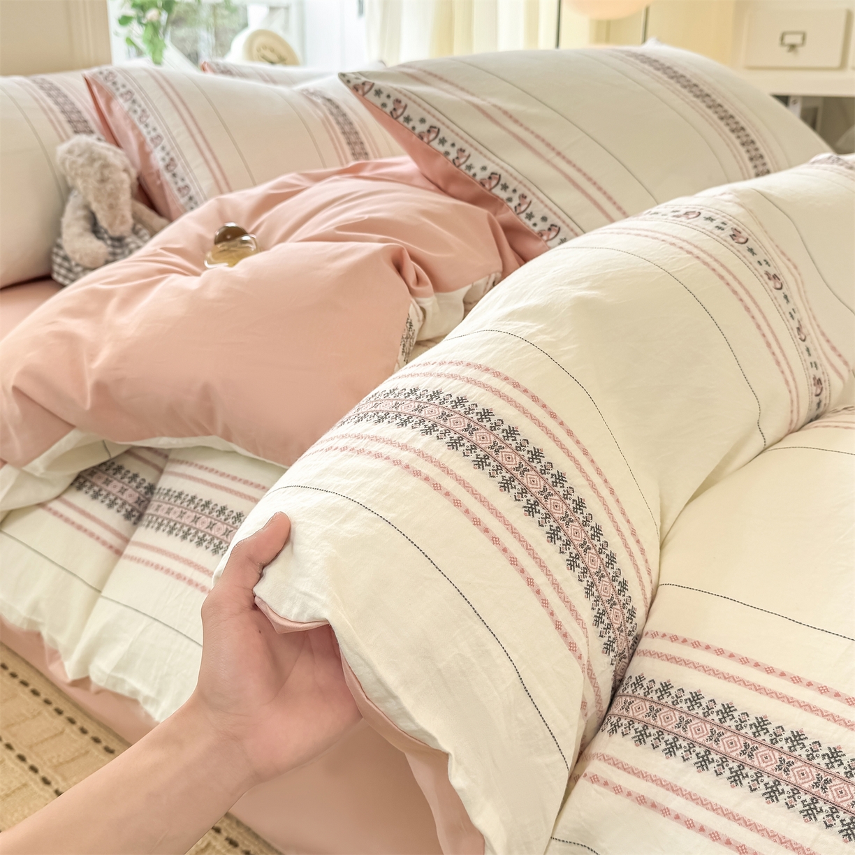 91家纺网 家纺一手货源 找家纺 灰鲸 2026新款A类全棉纯棉色织提花四件套 费尔岛小马-粉