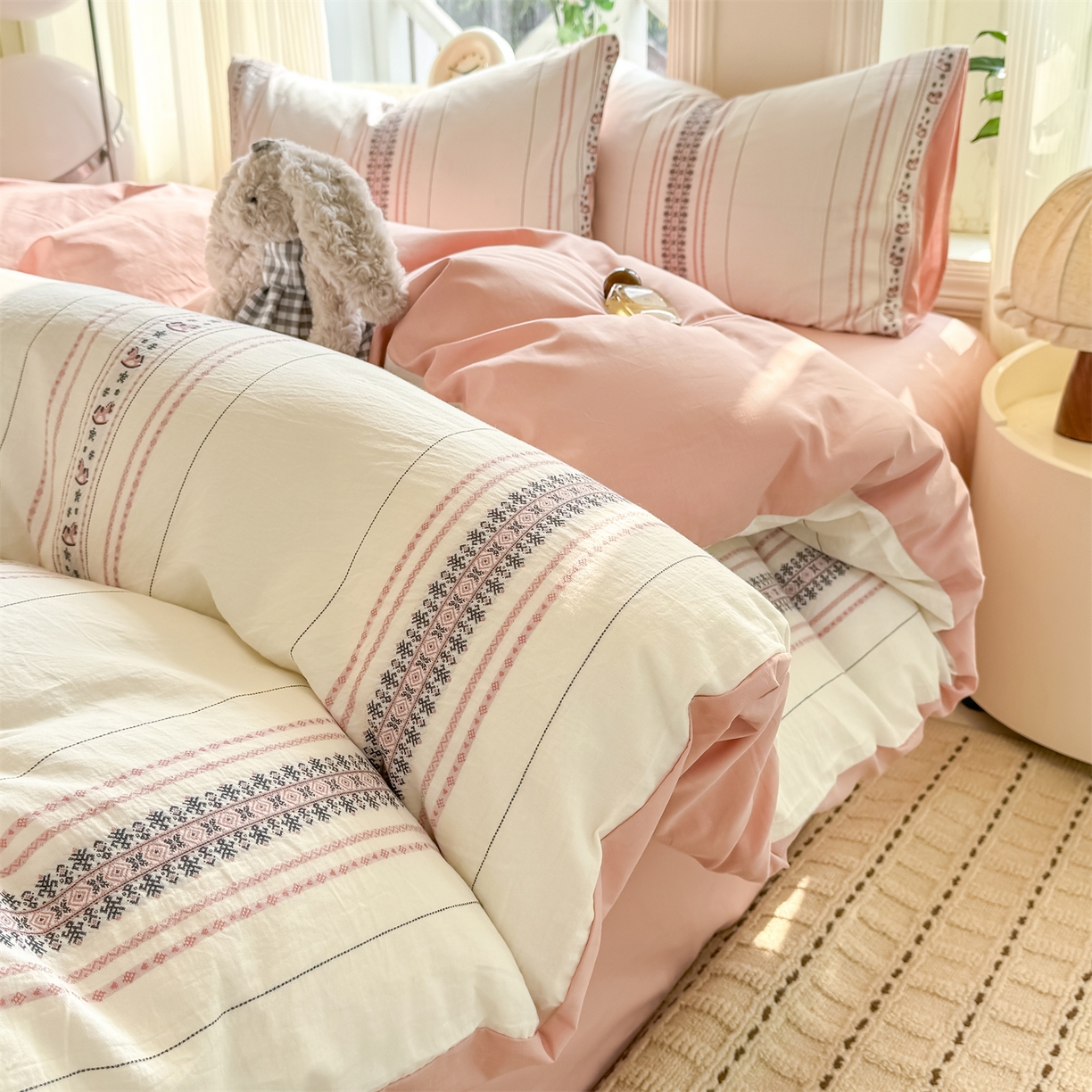 91家纺网 家纺一手货源 找家纺 灰鲸 2026新款A类全棉纯棉色织提花四件套 费尔岛小马-粉