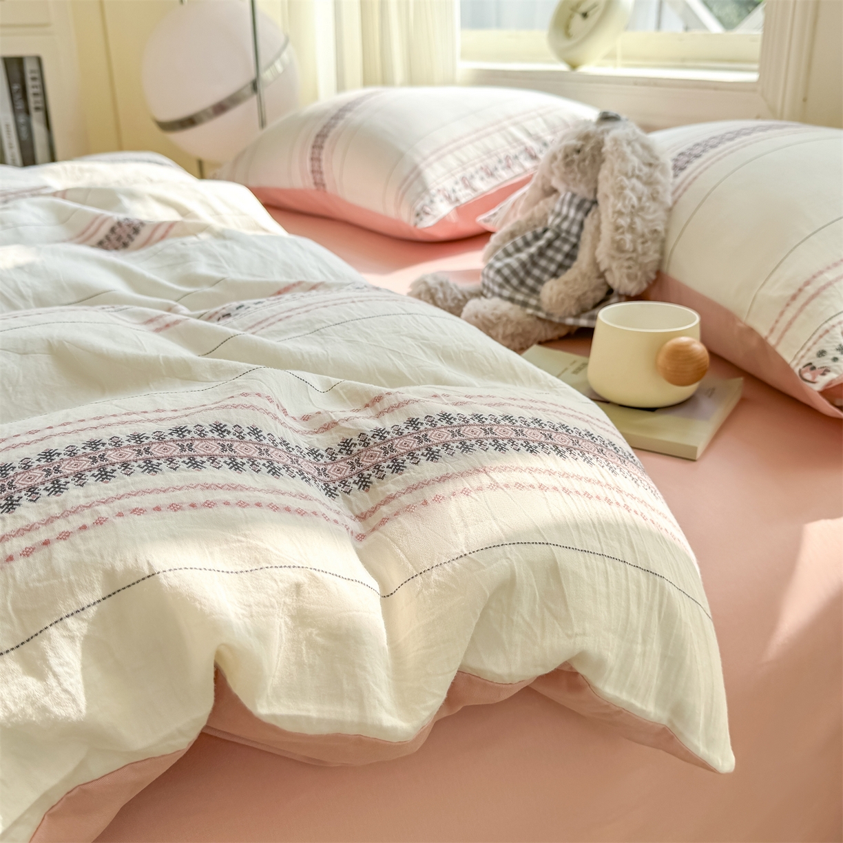 91家纺网 家纺一手货源 找家纺 灰鲸 2026新款A类全棉纯棉色织提花四件套 费尔岛小马-粉