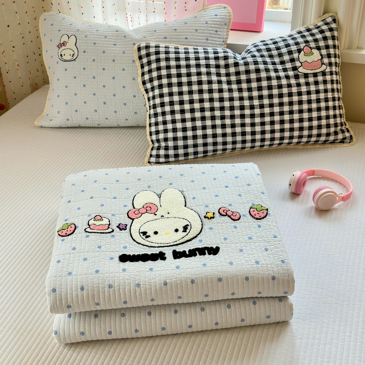 91家纺网 家纺一手货源 找家纺 女子家纺 2026新款双面纯棉水洗两用毛巾绣床盖四件套-第一波 床盖款-米菲兔兔