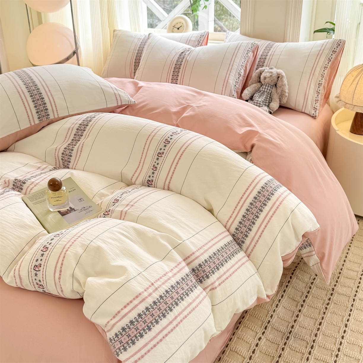 91家纺网 家纺一手货源 找家纺 灰鲸 2026新款A类全棉纯棉色织提花四件套 费尔岛小马-粉