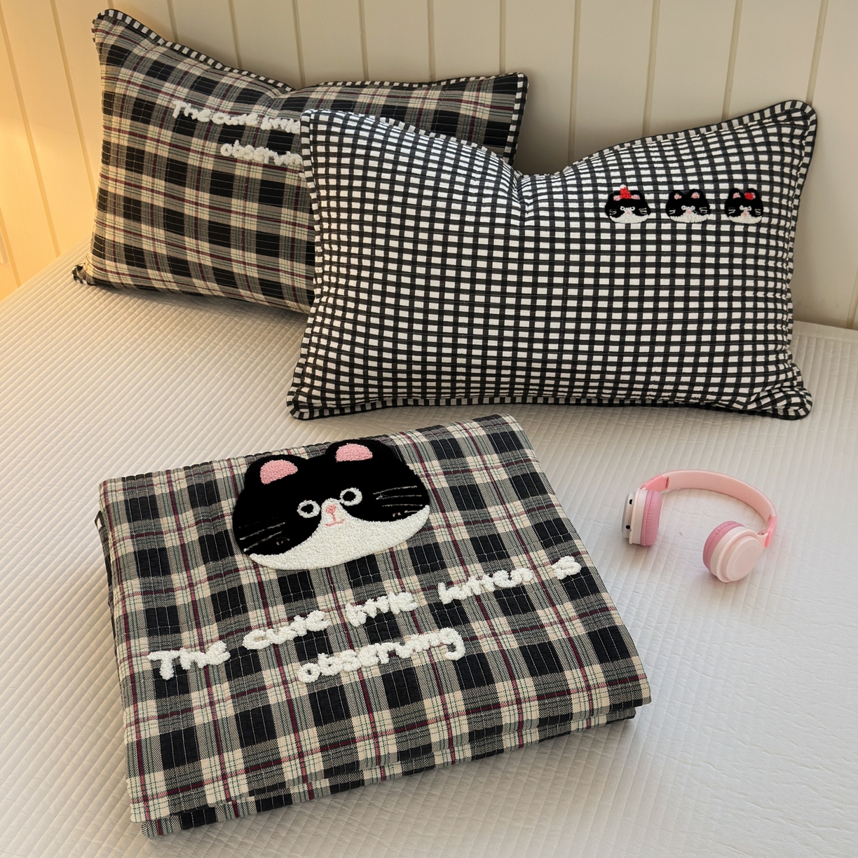 91家纺网 家纺一手货源 找家纺 女子家纺 2026新款双面纯棉水洗两用毛巾绣床盖四件套-第一波 床盖款-格子萌猫