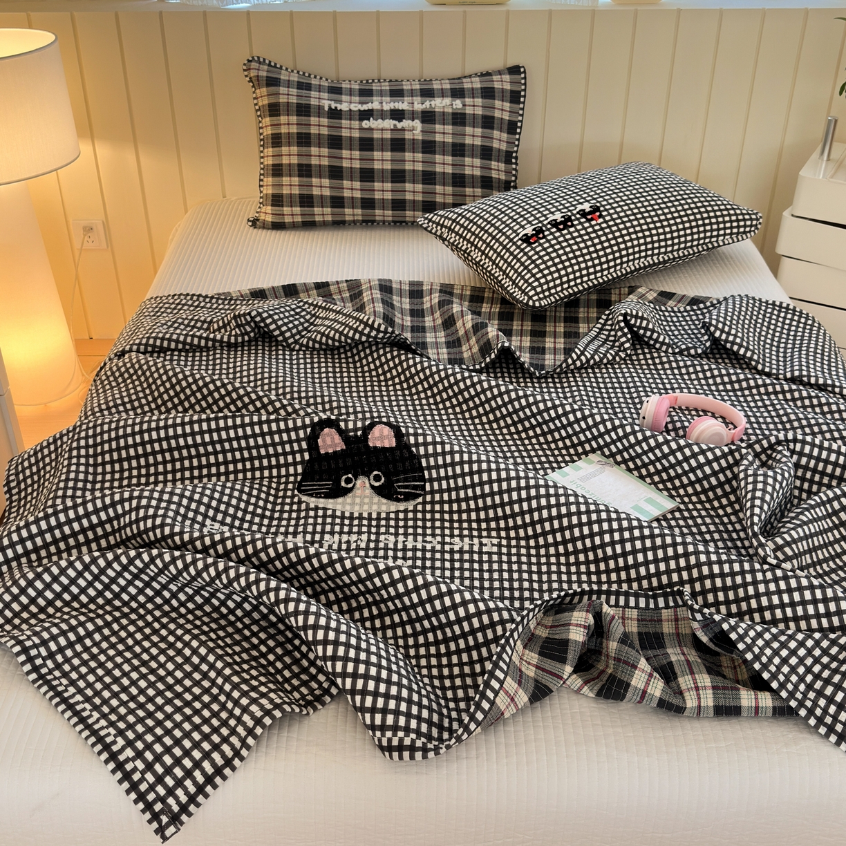 91家纺网 家纺一手货源 找家纺 女子家纺 2026新款双面纯棉水洗两用毛巾绣床盖四件套-第一波 床盖款-格子萌猫