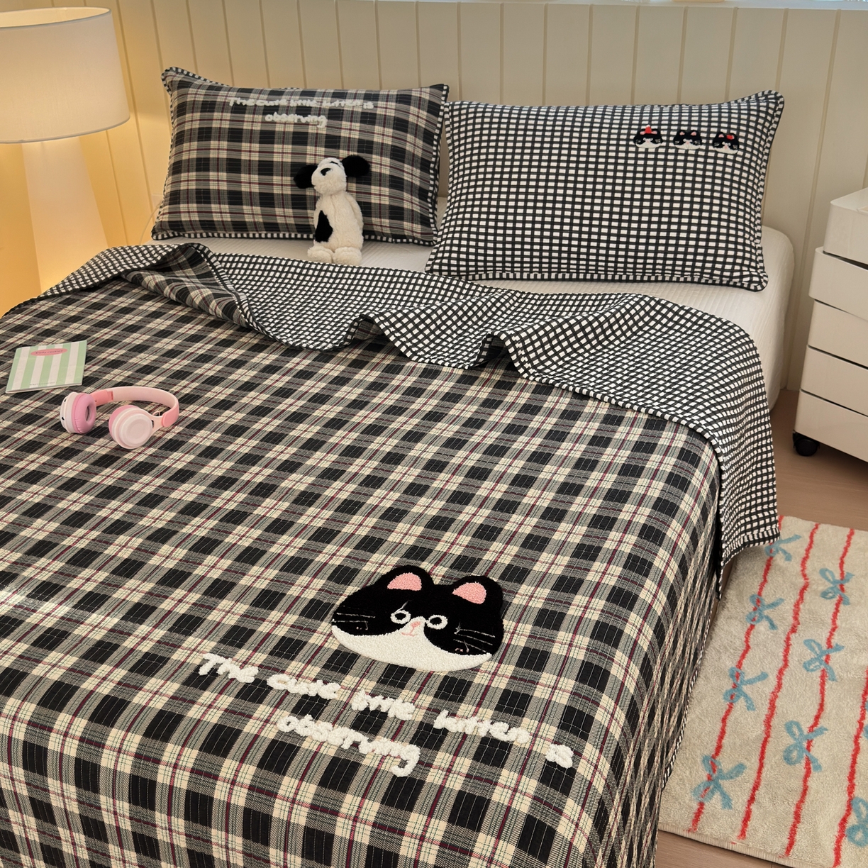 91家纺网 家纺一手货源 找家纺 女子家纺 2026新款双面纯棉水洗两用毛巾绣床盖四件套-第一波 床盖款-格子萌猫