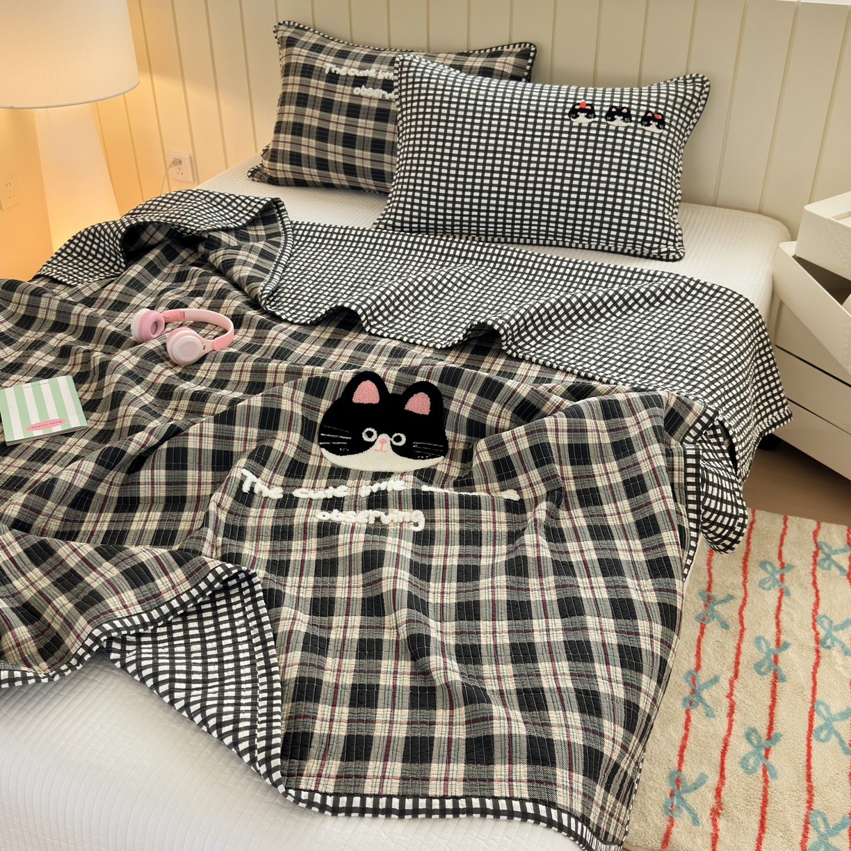91家纺网 家纺一手货源 找家纺 女子家纺 2026新款双面纯棉水洗两用毛巾绣床盖四件套-第一波 床盖款-格子萌猫