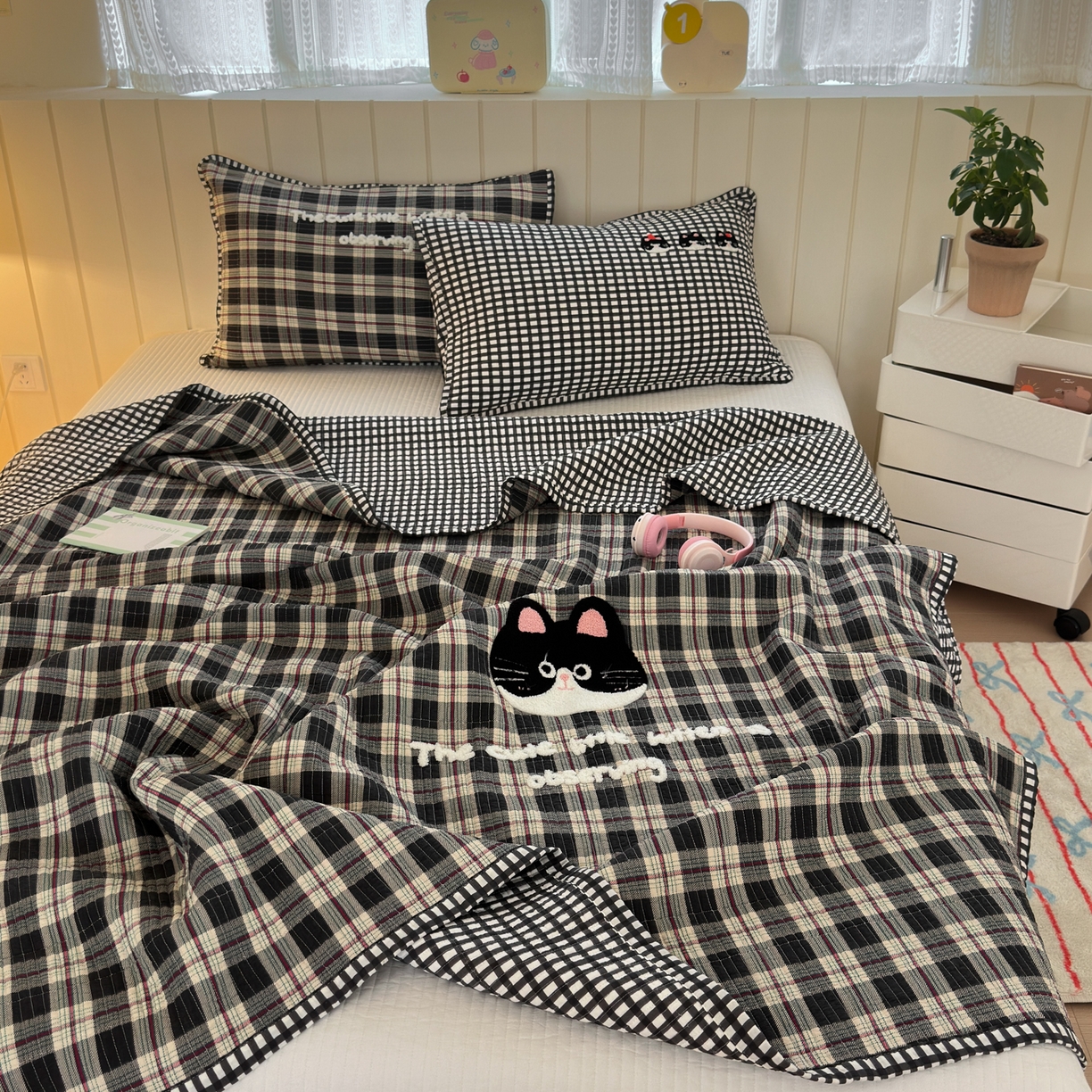 91家纺网 家纺一手货源 找家纺 女子家纺 2026新款双面纯棉水洗两用毛巾绣床盖四件套-第一波 床盖款-格子萌猫