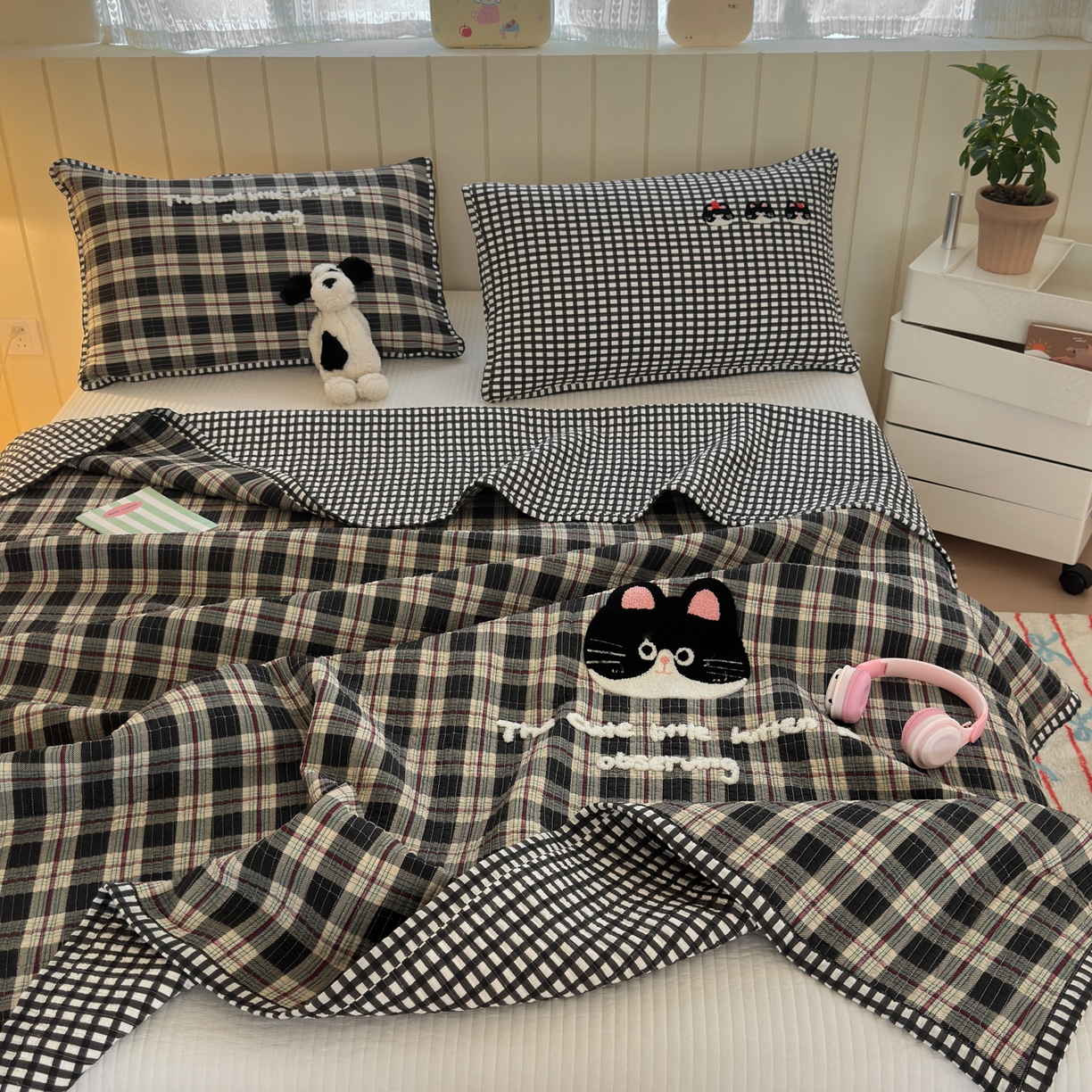 91家纺网 家纺一手货源 找家纺 女子家纺 2026新款双面纯棉水洗两用毛巾绣床盖四件套-第一波 床盖款-格子萌猫