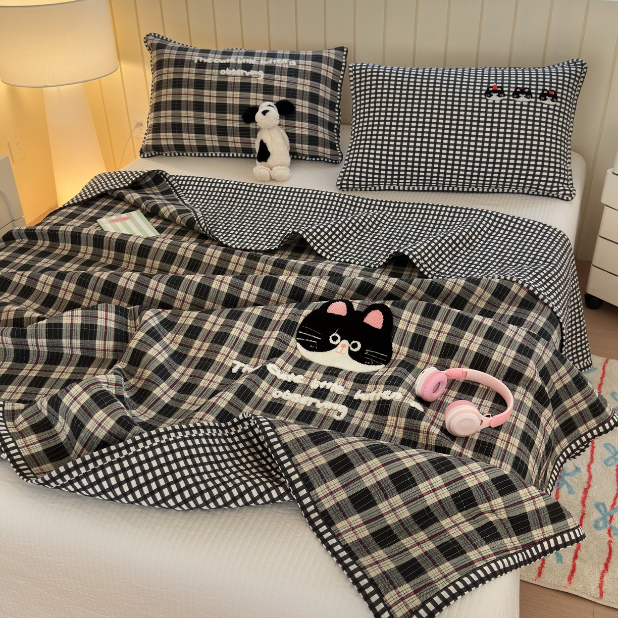 91家纺网 家纺一手货源 找家纺 女子家纺 2026新款双面纯棉水洗两用毛巾绣床盖四件套-第一波 床盖款-格子萌猫