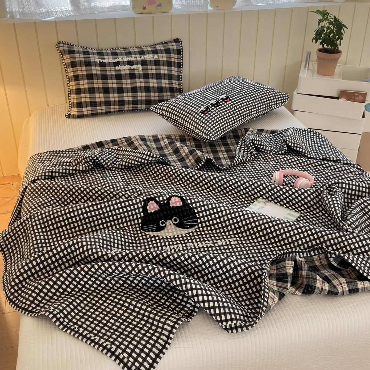 91家纺网 家纺一手货源 找家纺 女子家纺 2026新款双面纯棉水洗两用毛巾绣床盖四件套-第一波 床盖款-格子萌猫