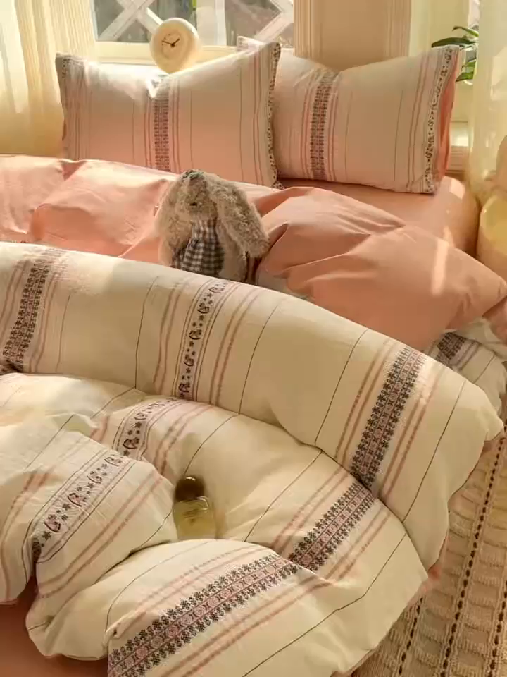 91家纺网 家纺一手货源 找家纺 灰鲸 2026新款A类全棉纯棉色织提花四件套 费尔岛小马-粉