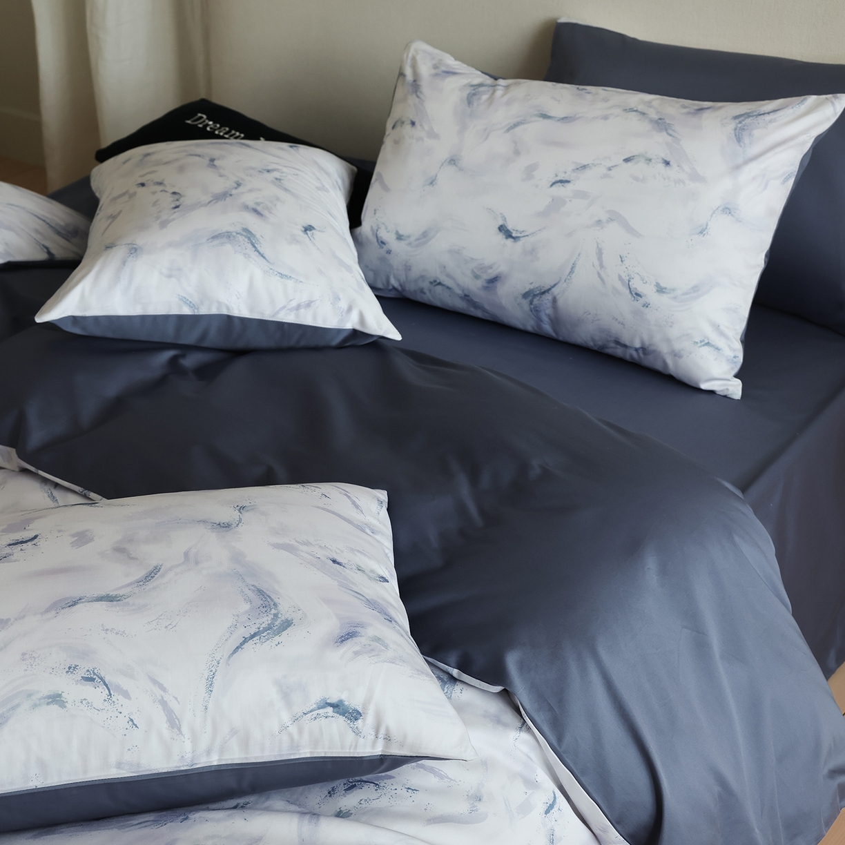 91家纺网 家纺一手货源 找家纺 ONE TWO ONE 121 【会员-20】【控价商品】【提供买家秀】【专版花型】2026新款100s长绒棉全棉床上用品数码印花四件套-听潮絮语 听潮絮语-海蓝