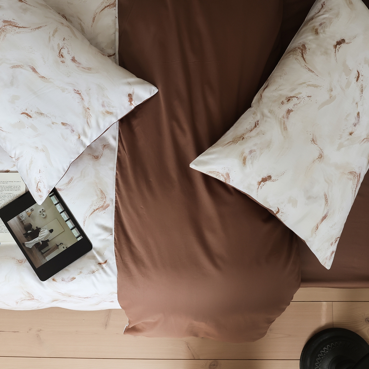 91家纺网 家纺一手货源 找家纺 ONE TWO ONE 121 【会员-20】【控价商品】【提供买家秀】【专版花型】2026新款100s长绒棉全棉床上用品数码印花四件套-听潮絮语 听潮絮语-暖咖