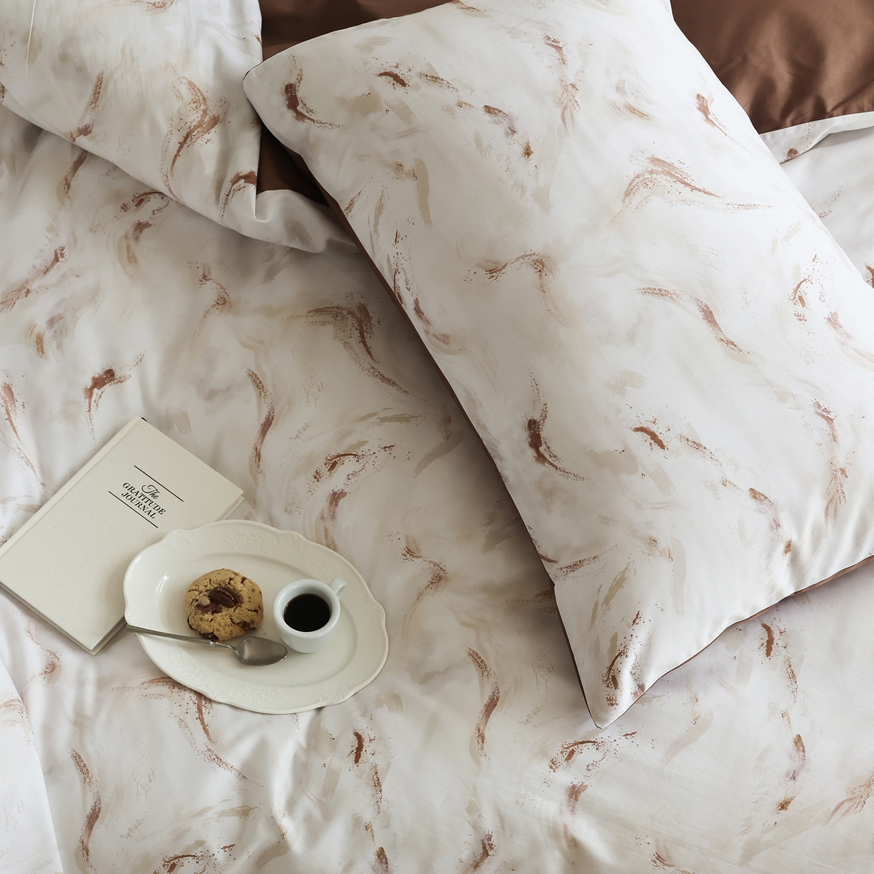 91家纺网 家纺一手货源 找家纺 ONE TWO ONE 121 【会员-20】【控价商品】【提供买家秀】【专版花型】2026新款100s长绒棉全棉床上用品数码印花四件套-听潮絮语 听潮絮语-暖咖