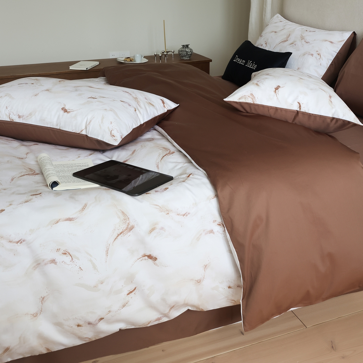 91家纺网 家纺一手货源 找家纺 ONE TWO ONE 121 【会员-20】【控价商品】【提供买家秀】【专版花型】2026新款100s长绒棉全棉床上用品数码印花四件套-听潮絮语 听潮絮语-暖咖