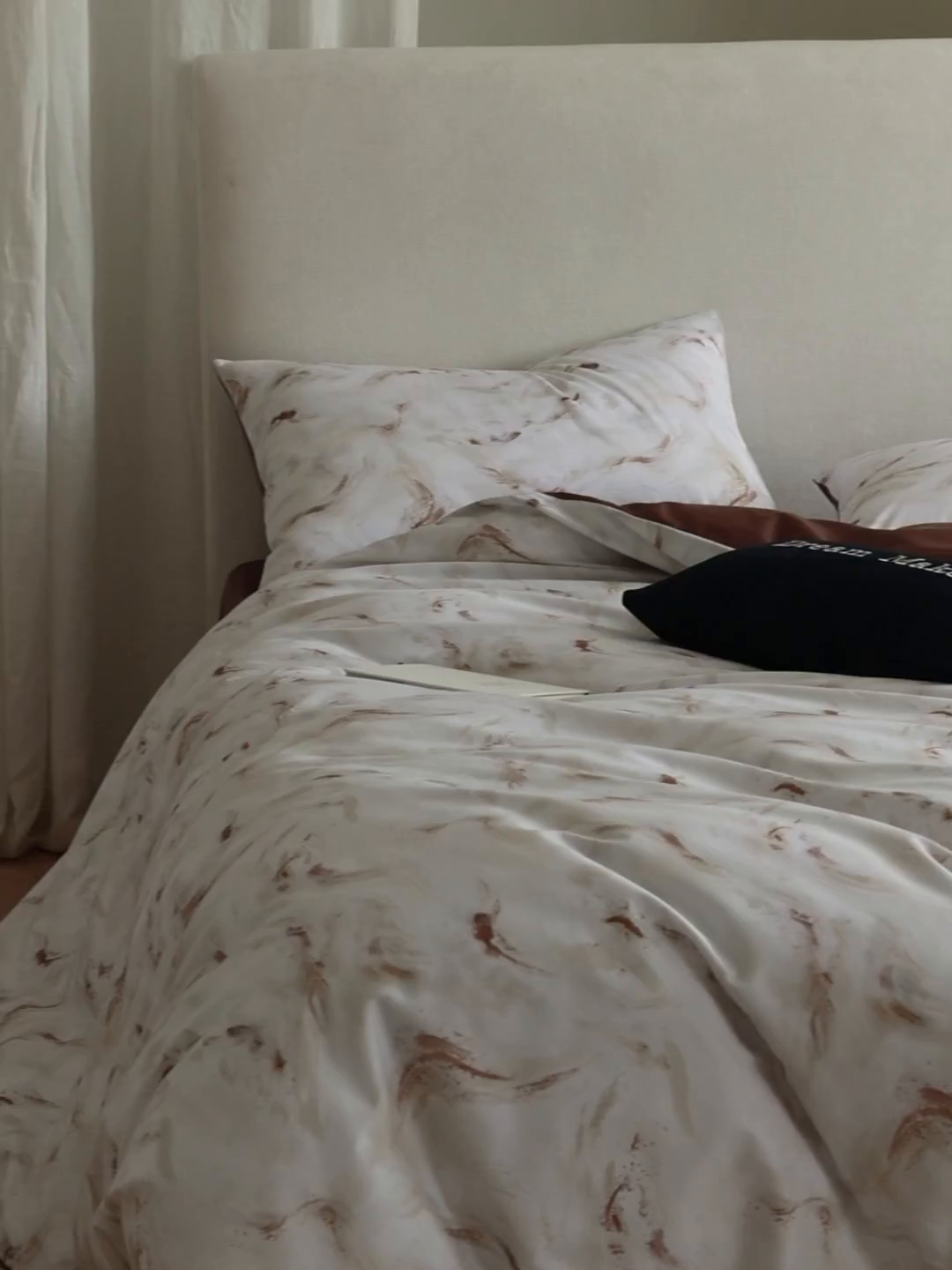 91家纺网 家纺一手货源 找家纺 ONE TWO ONE 121 【会员-20】【控价商品】【提供买家秀】【专版花型】2026新款100s长绒棉全棉床上用品数码印花四件套-听潮絮语 听潮絮语-暖咖