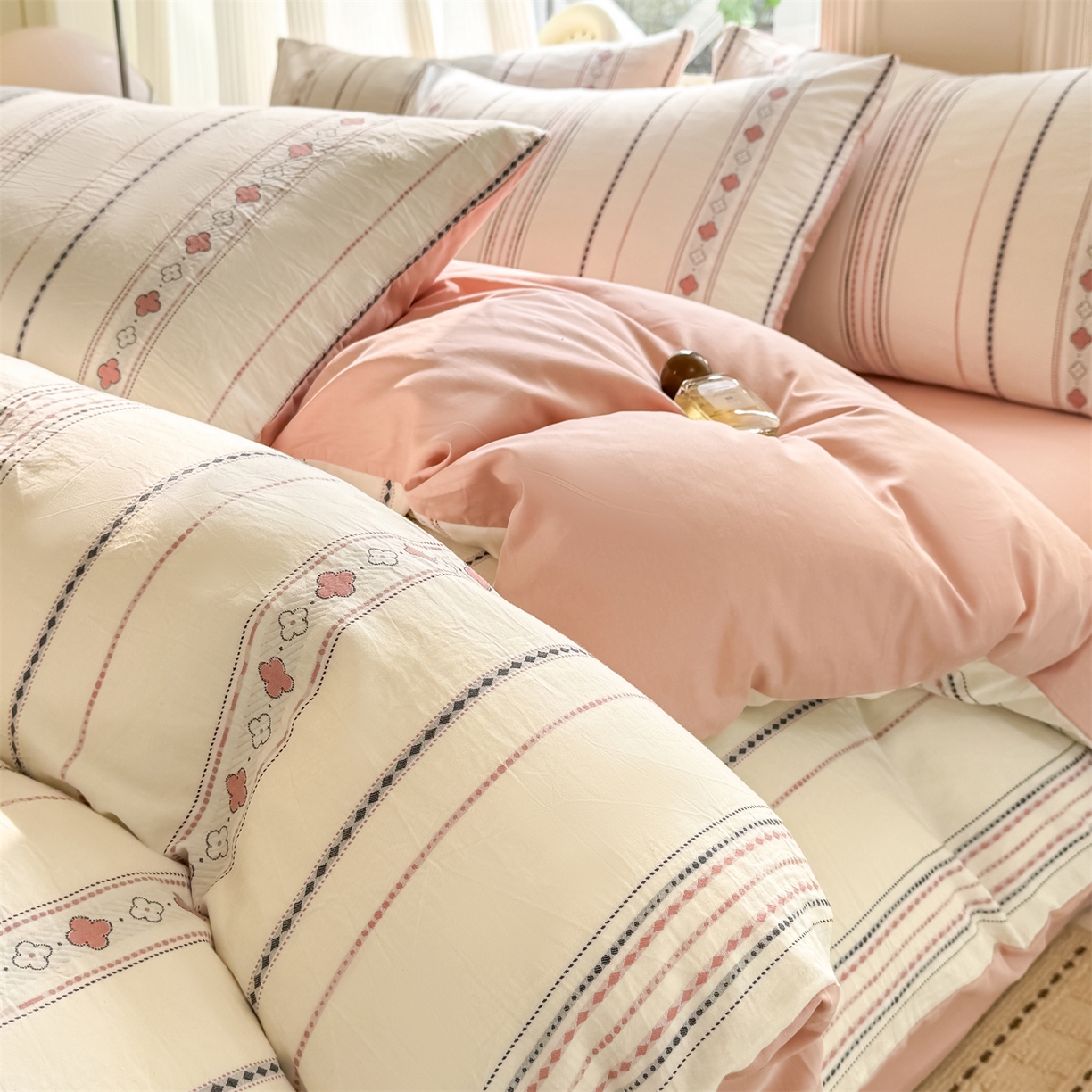 91家纺网 家纺一手货源 找家纺 灰鲸 2026新款A类全棉纯棉色织提花四件套 四叶星语-粉