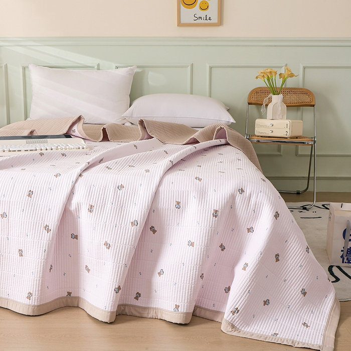 91家纺网 家纺一手货源 找家纺 诗雅 2026新款简约夹棉床盖 可爱熊