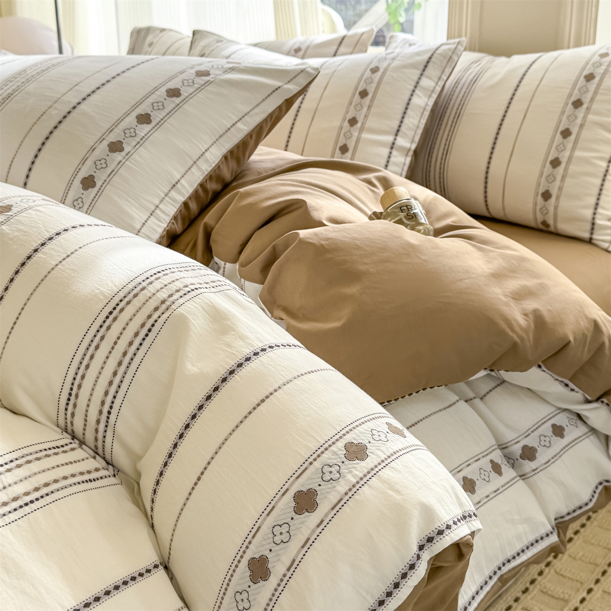 91家纺网 家纺一手货源 找家纺 灰鲸 2026新款A类全棉纯棉色织提花四件套 四叶星语-咖