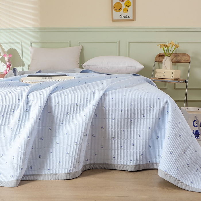 91家纺网 家纺一手货源 找家纺 诗雅 2026新款简约夹棉床盖 蓝野