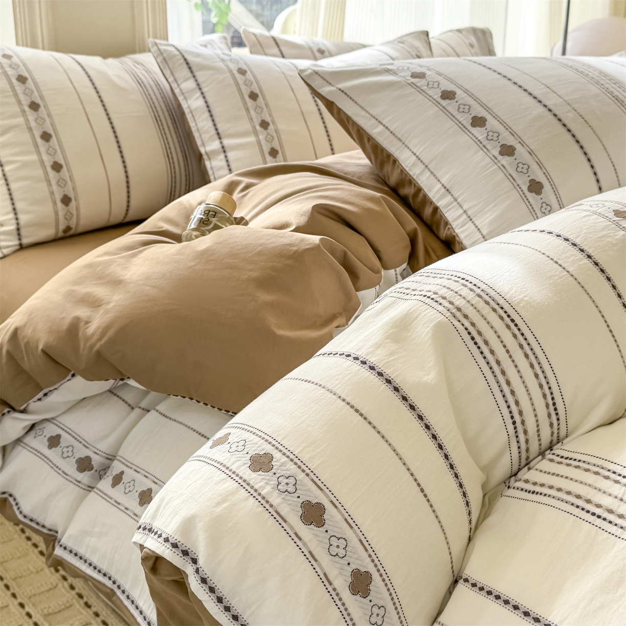 91家纺网 家纺一手货源 找家纺 灰鲸 2026新款A类全棉纯棉色织提花四件套 四叶星语-咖