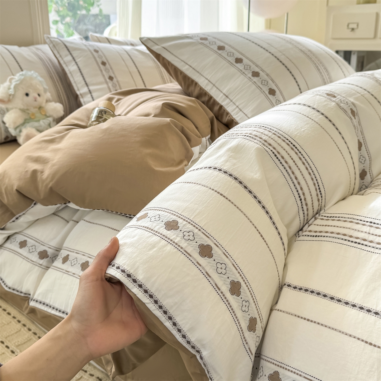 91家纺网 家纺一手货源 找家纺 灰鲸 2026新款A类全棉纯棉色织提花四件套 四叶星语-咖