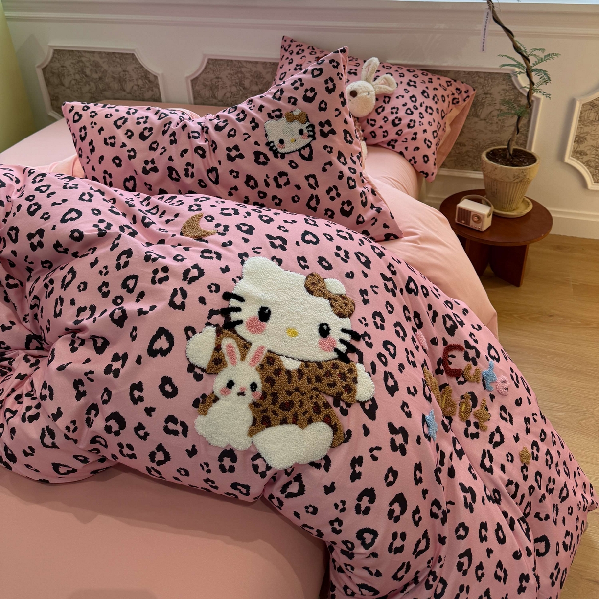 91家纺网 家纺一手货源 找家纺 珺柔家纺 2026新款全棉纯棉四件套 豹纹猫咪（粉）