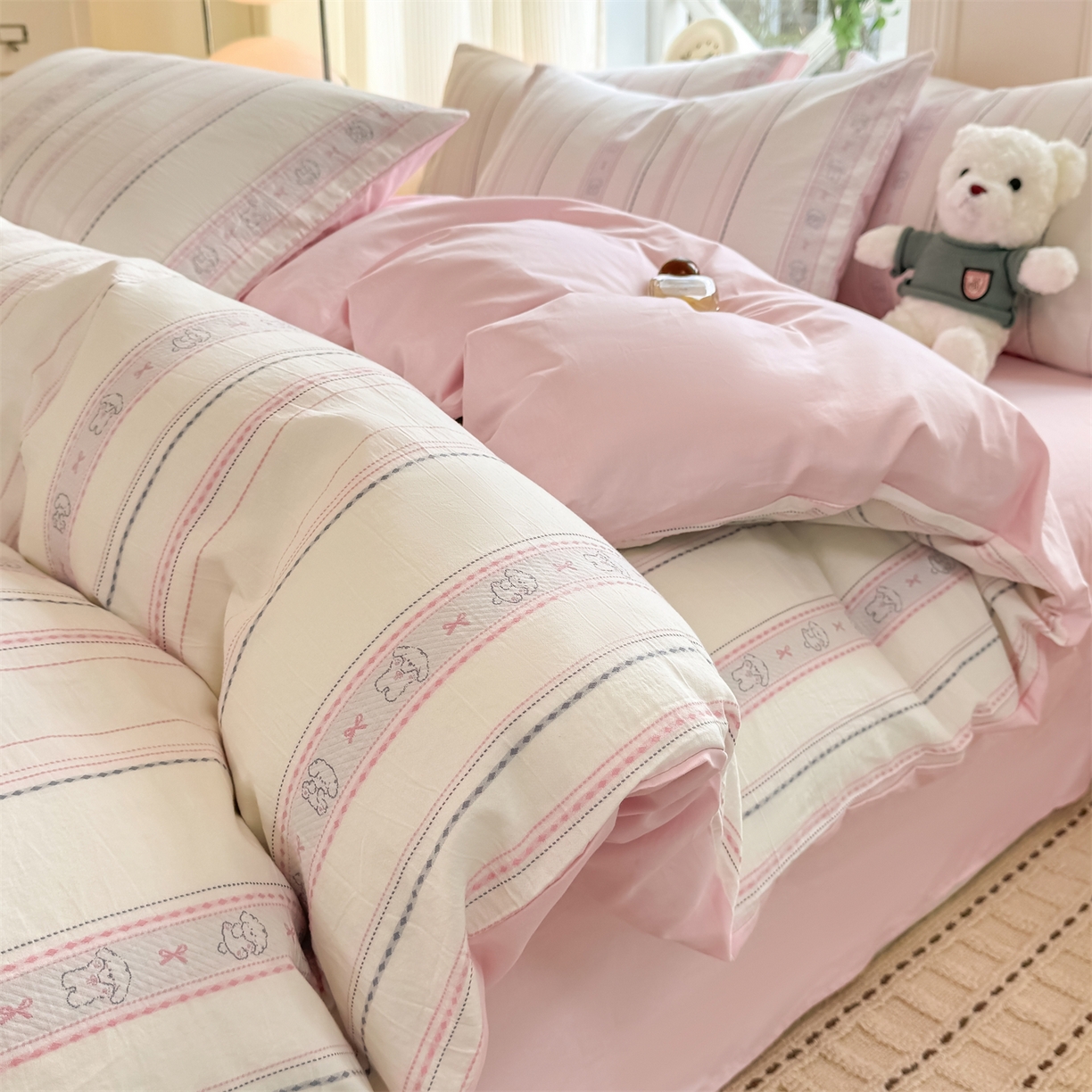 91家纺网 家纺一手货源 找家纺 灰鲸 2026新款A类全棉纯棉色织提花四件套 线条小狗-粉