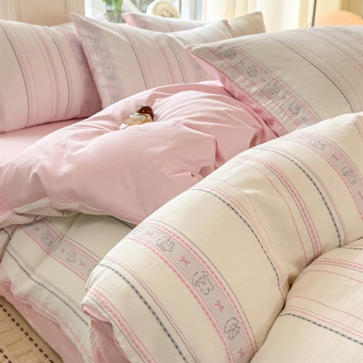 91家纺网 家纺一手货源 找家纺 灰鲸 2026新款A类全棉纯棉色织提花四件套 线条小狗-粉