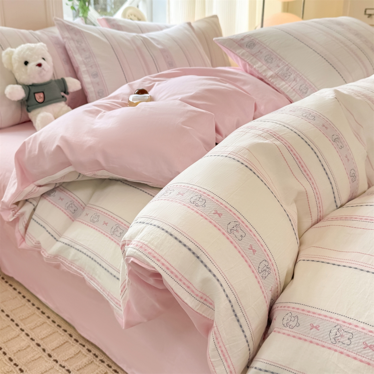 91家纺网 家纺一手货源 找家纺 灰鲸 2026新款A类全棉纯棉色织提花四件套 线条小狗-粉