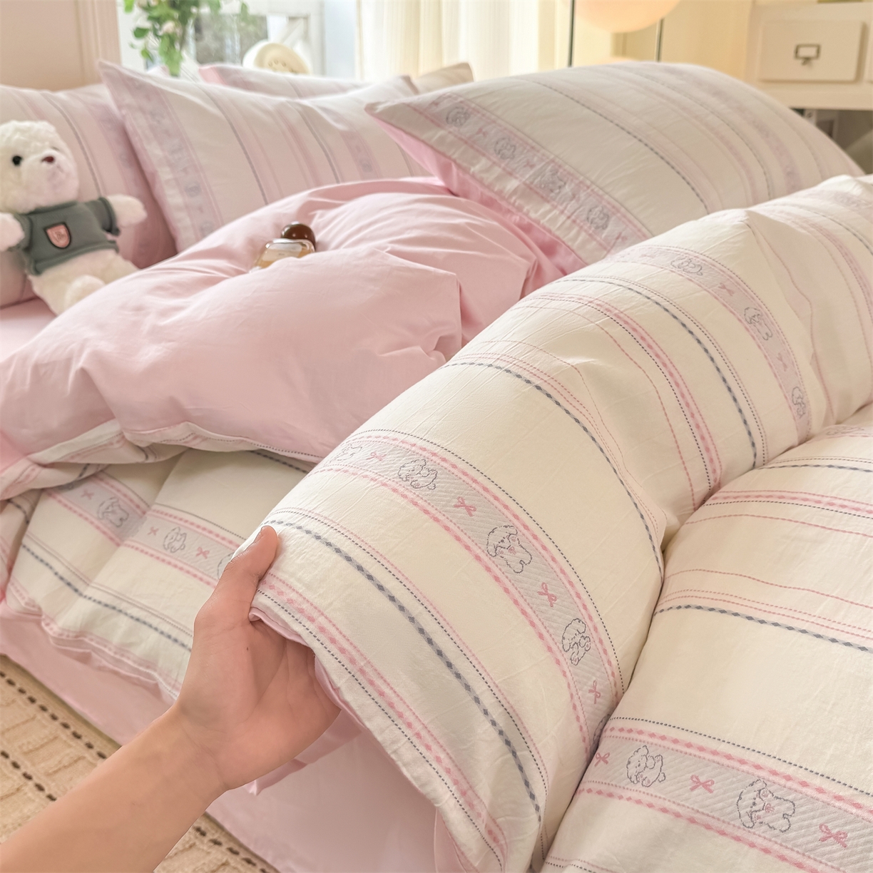 91家纺网 家纺一手货源 找家纺 灰鲸 2026新款A类全棉纯棉色织提花四件套 线条小狗-粉