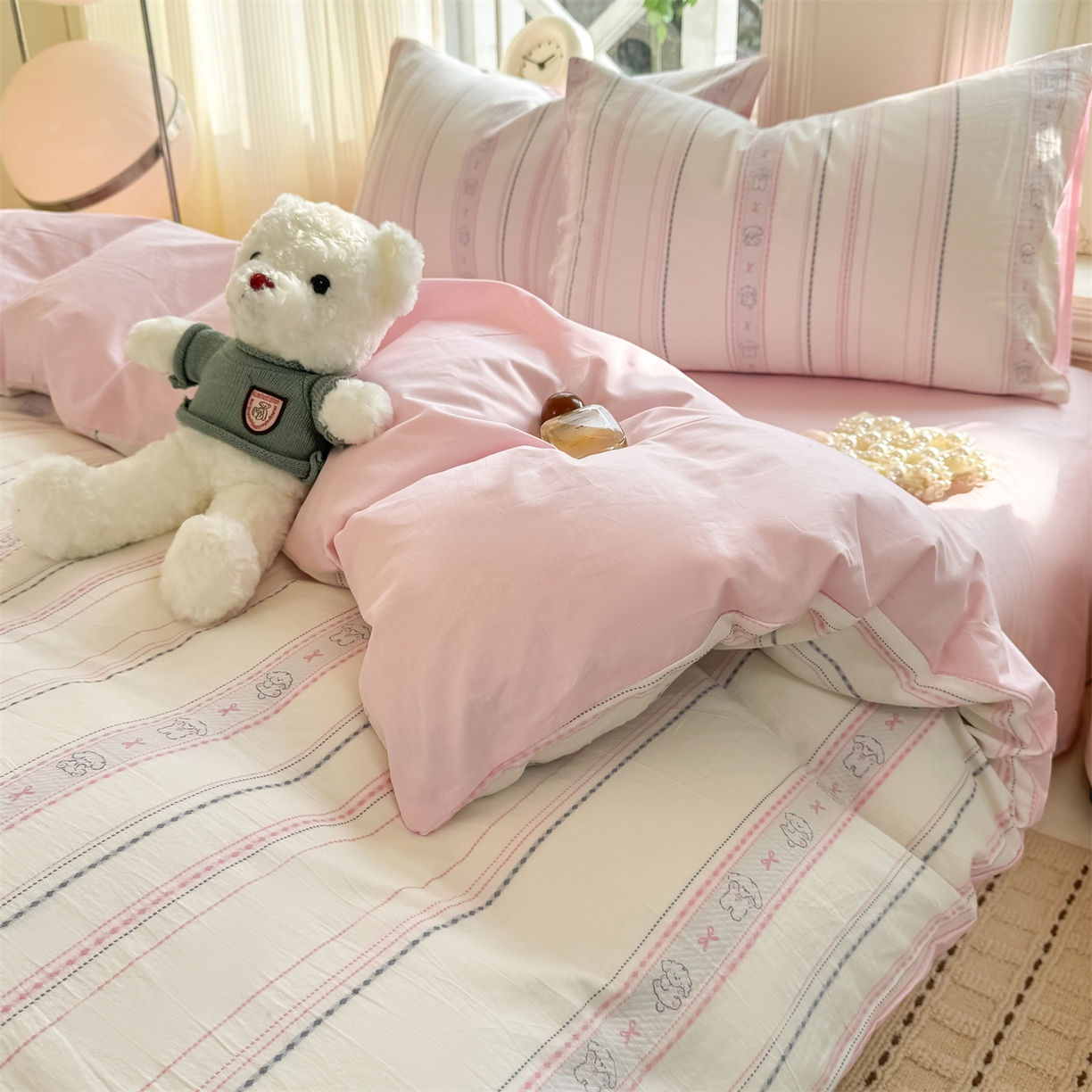 91家纺网 家纺一手货源 找家纺 灰鲸 2026新款A类全棉纯棉色织提花四件套 线条小狗-粉