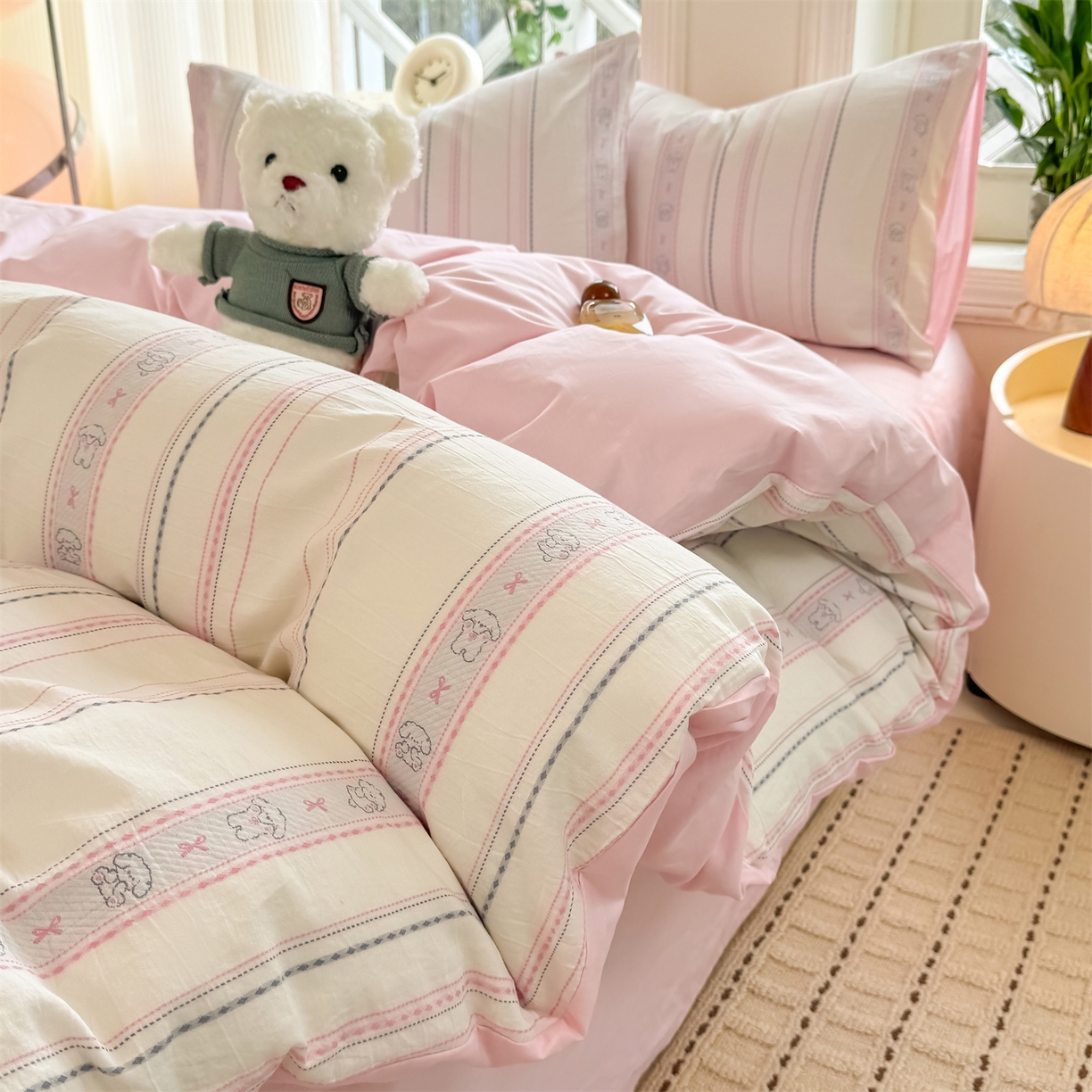 91家纺网 家纺一手货源 找家纺 灰鲸 2026新款A类全棉纯棉色织提花四件套 线条小狗-粉