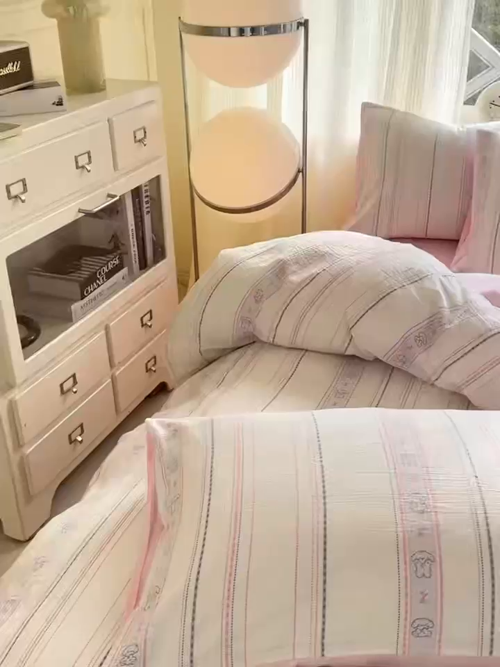 91家纺网 家纺一手货源 找家纺 灰鲸 2026新款A类全棉纯棉色织提花四件套 线条小狗-粉