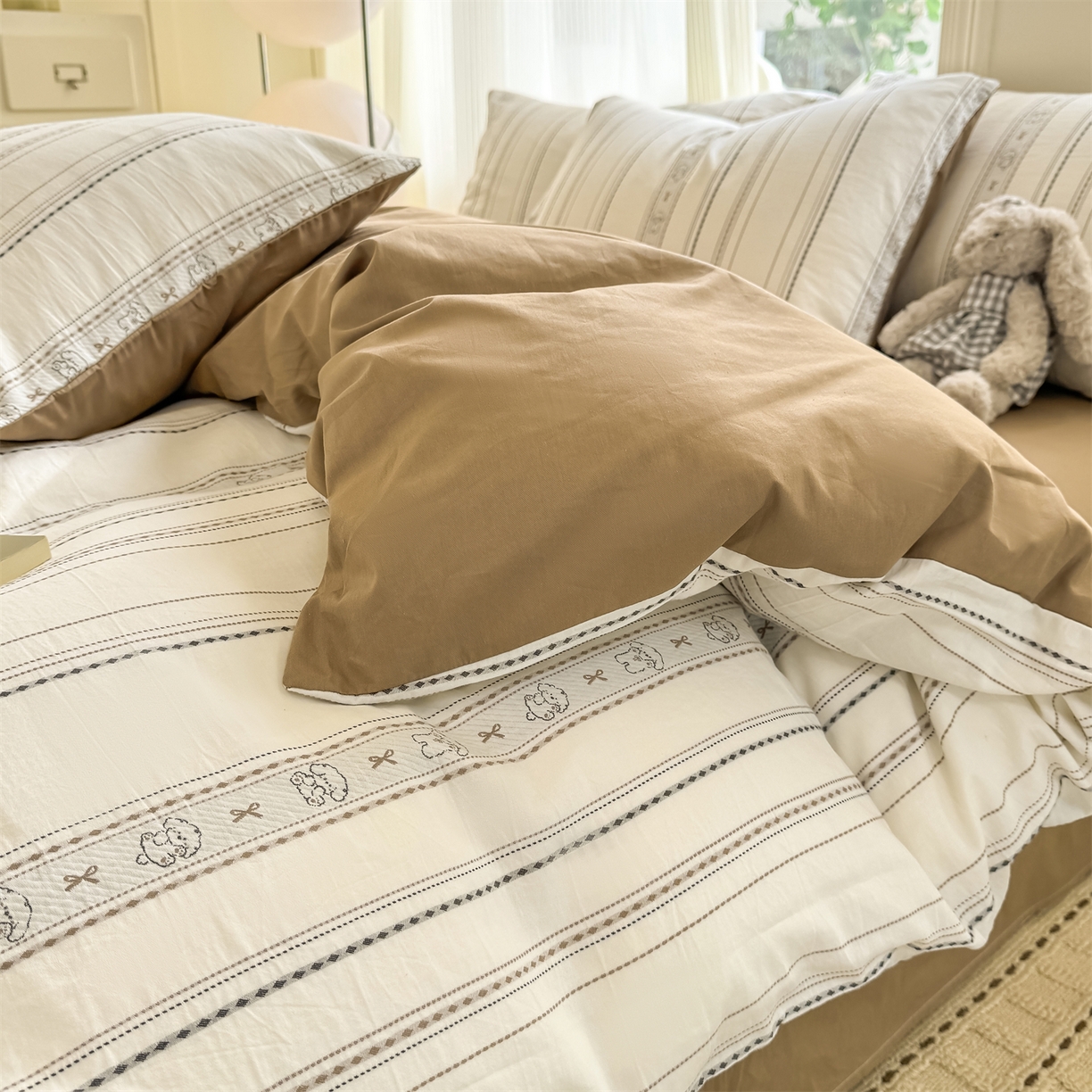 91家纺网 家纺一手货源 找家纺 灰鲸 2026新款A类全棉纯棉色织提花四件套 线条小狗-咖