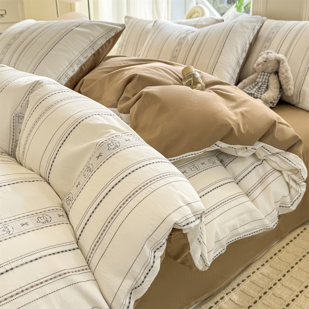 91家纺网 家纺一手货源 找家纺 灰鲸 2026新款A类全棉纯棉色织提花四件套 线条小狗-咖