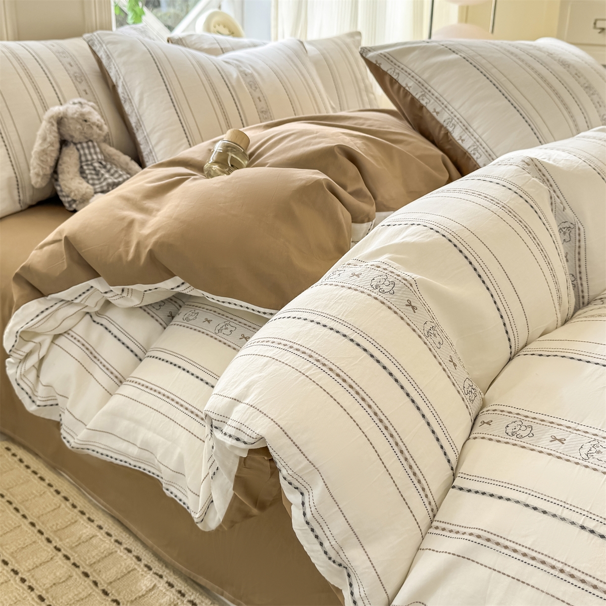 91家纺网 家纺一手货源 找家纺 灰鲸 2026新款A类全棉纯棉色织提花四件套 线条小狗-咖