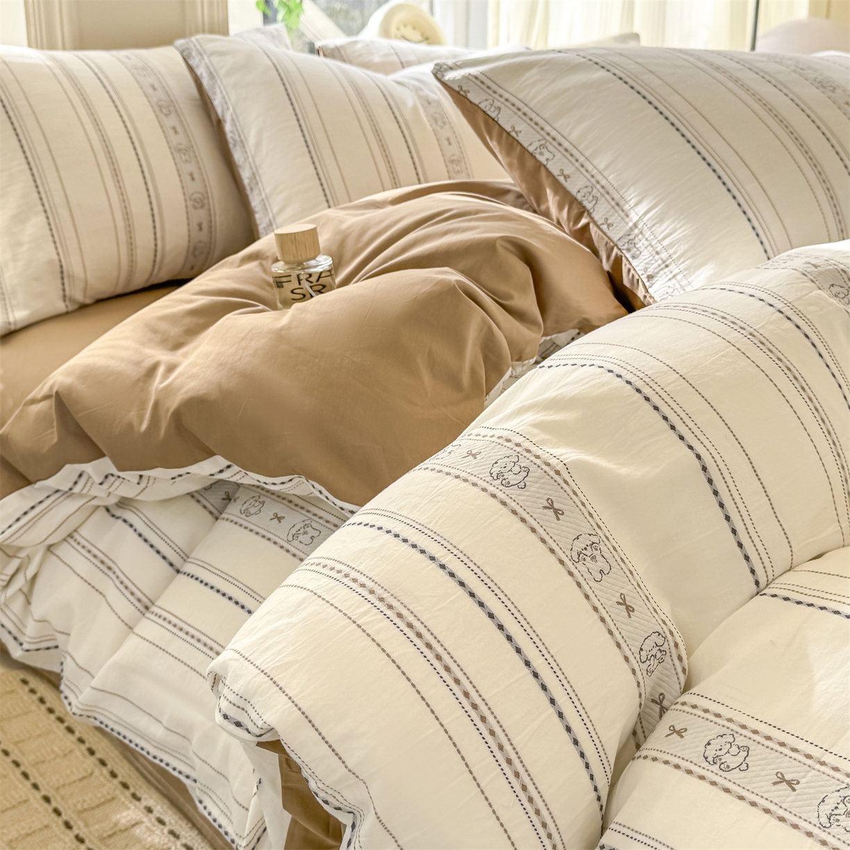 91家纺网 家纺一手货源 找家纺 灰鲸 2026新款A类全棉纯棉色织提花四件套 线条小狗-咖