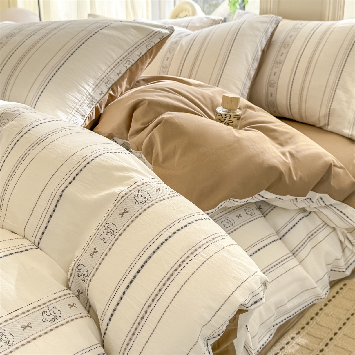 91家纺网 家纺一手货源 找家纺 灰鲸 2026新款A类全棉纯棉色织提花四件套 线条小狗-咖